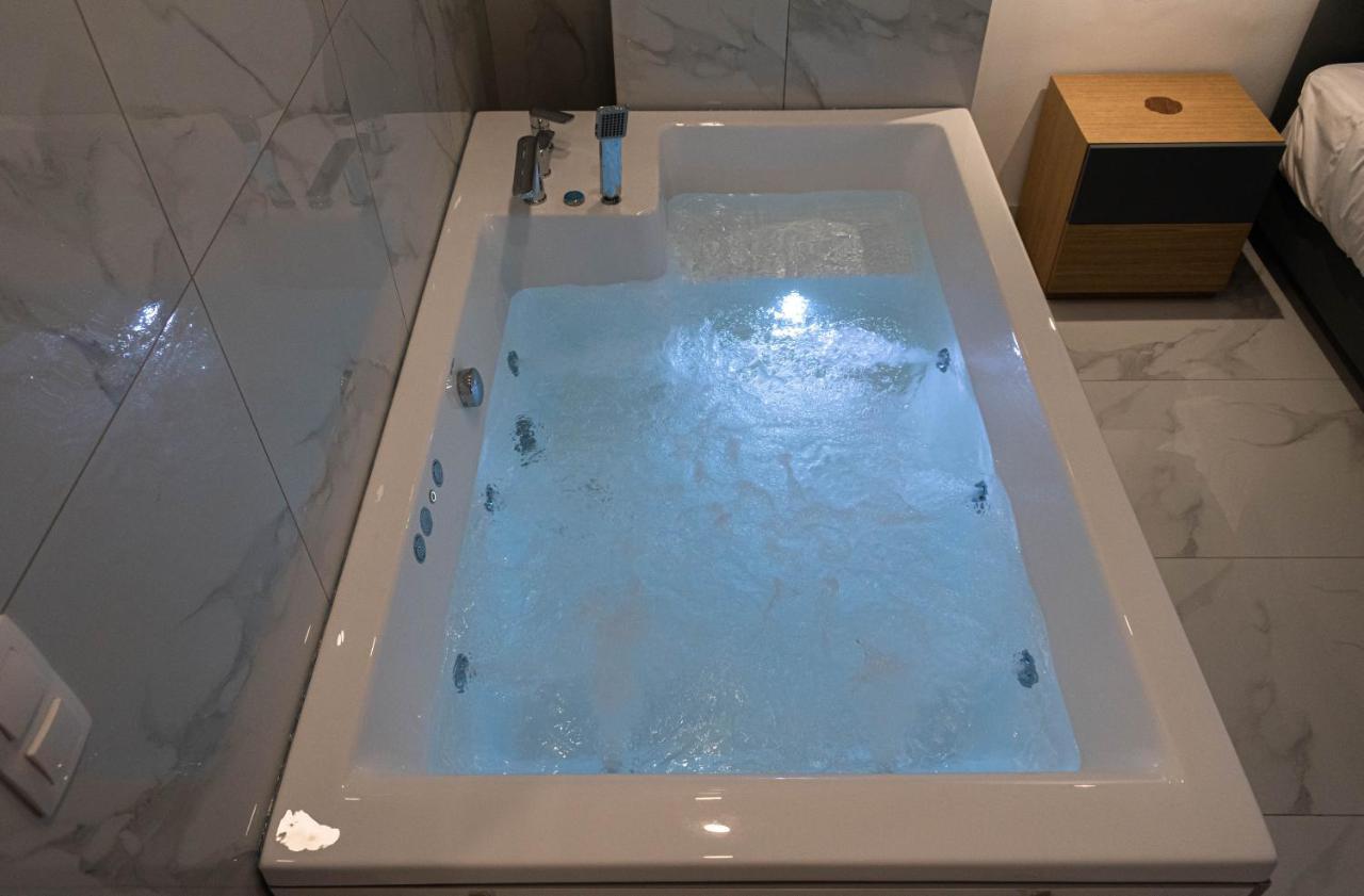 Athens Jacuzzi Apartment Экстерьер фото